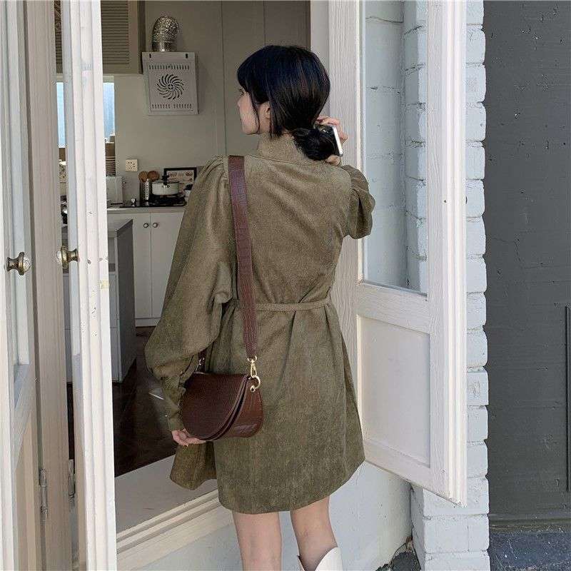 ゆったりシルエットのシャツミニワンピース