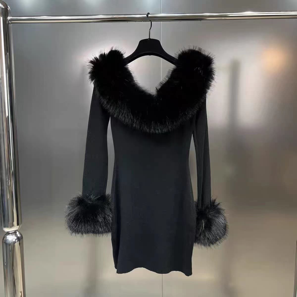 ミニワンピース ふわふわファー付き 肩出しニット 超ミニ丈