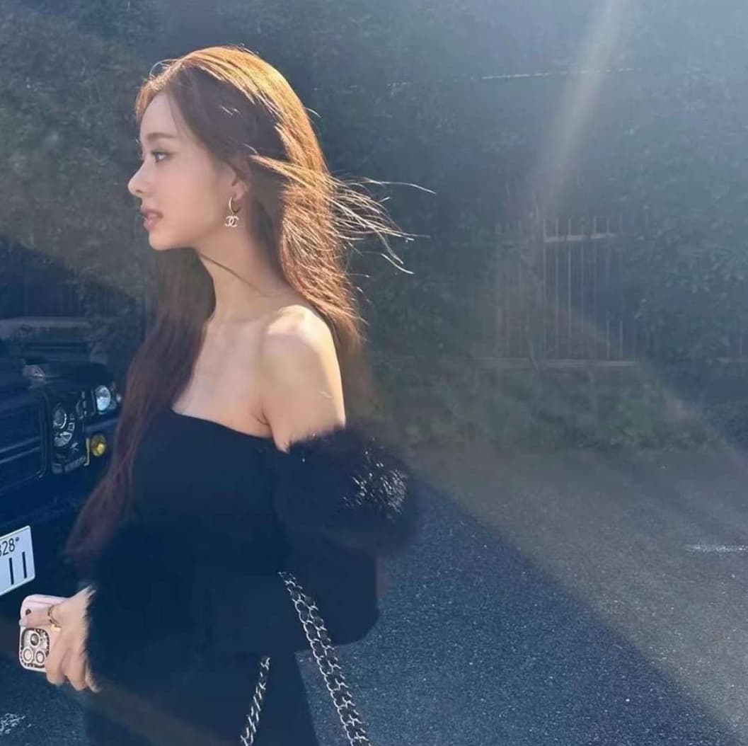 ミニワンピース ふわふわファー付き 肩出しニット 超ミニ丈