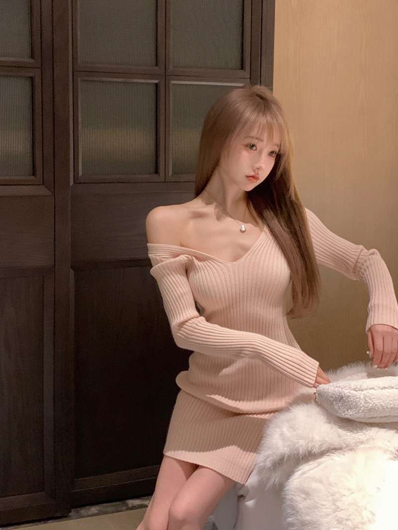 優美な肩見せリブニットミニワンピース