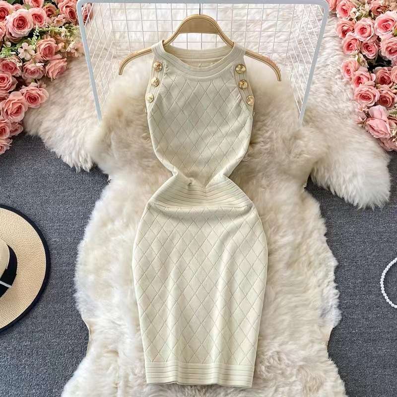 キルティング模様のボタン付き タイトミニ丈ワンピース
