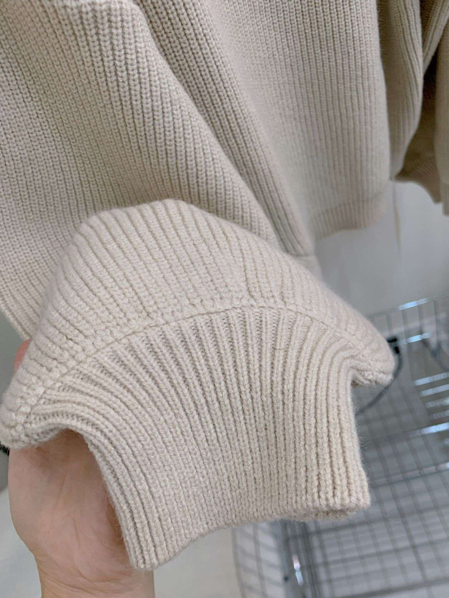 オフショルダーニットミニワンピース