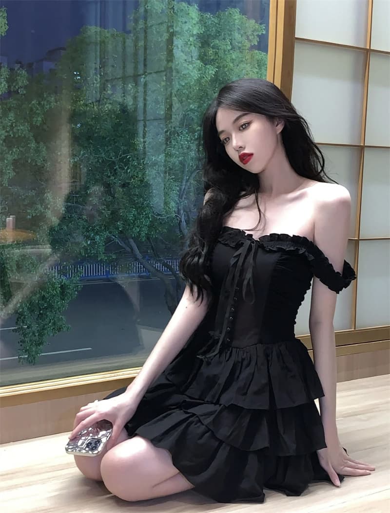 ミニワンピース フリルティアード 黒キャミワンピース