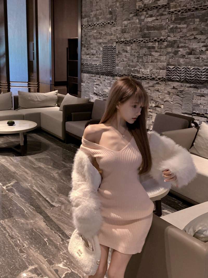 優美な肩見せリブニットミニワンピース