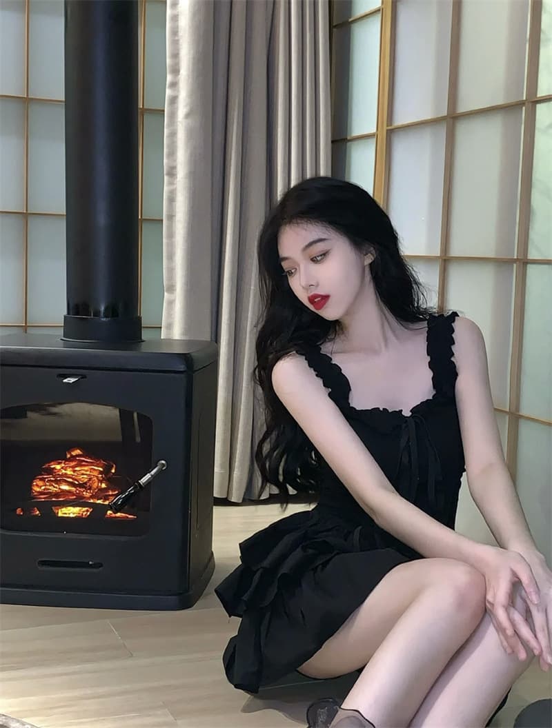 ミニワンピース フリルティアード 黒キャミワンピース