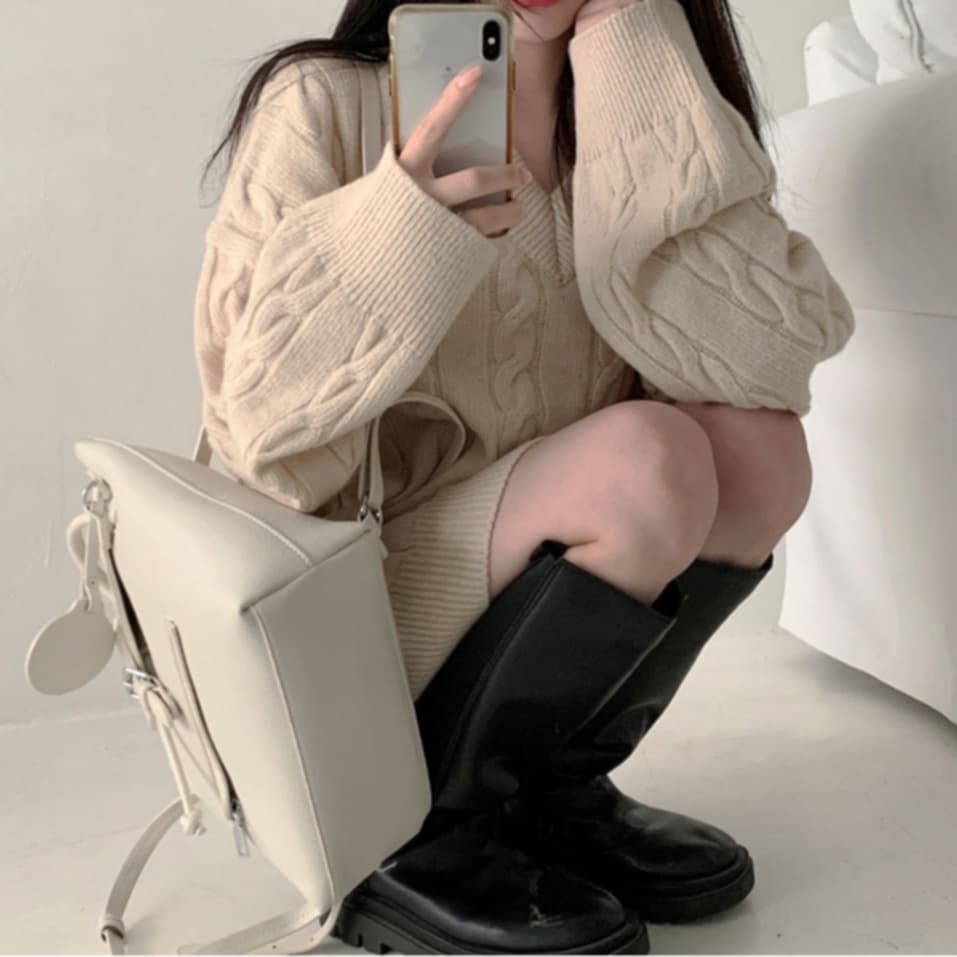 ケーブル編みブイネックニットミニワンピース