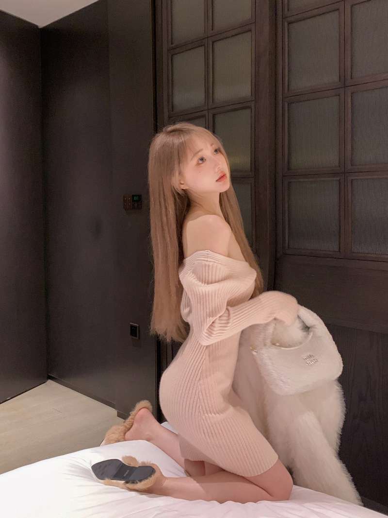 優美な肩見せリブニットミニワンピース