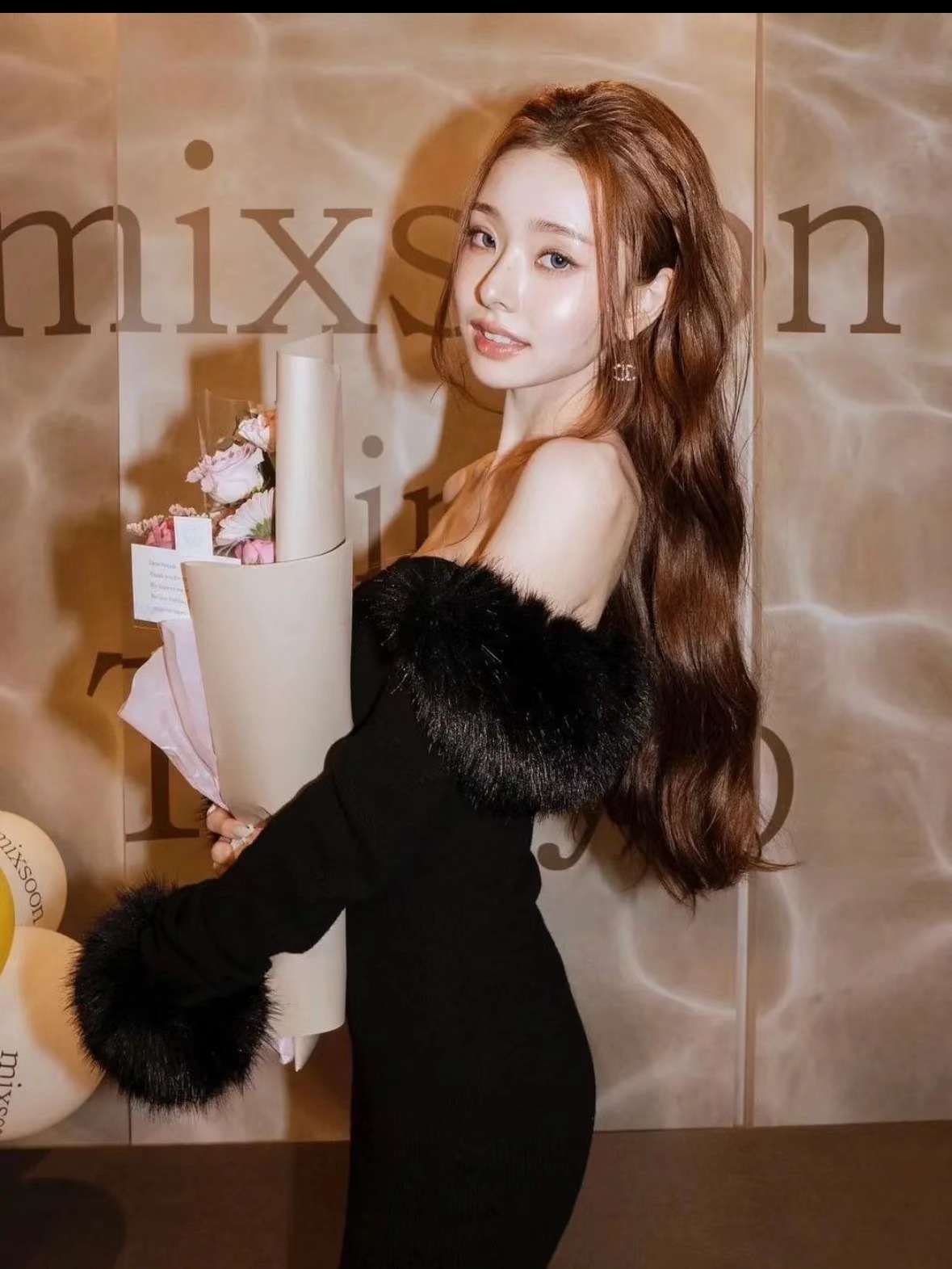 ミニワンピース ふわふわファー付き 肩出しニット 超ミニ丈