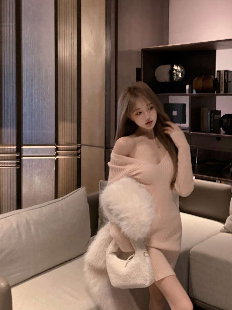 優美な肩見せリブニットミニワンピース