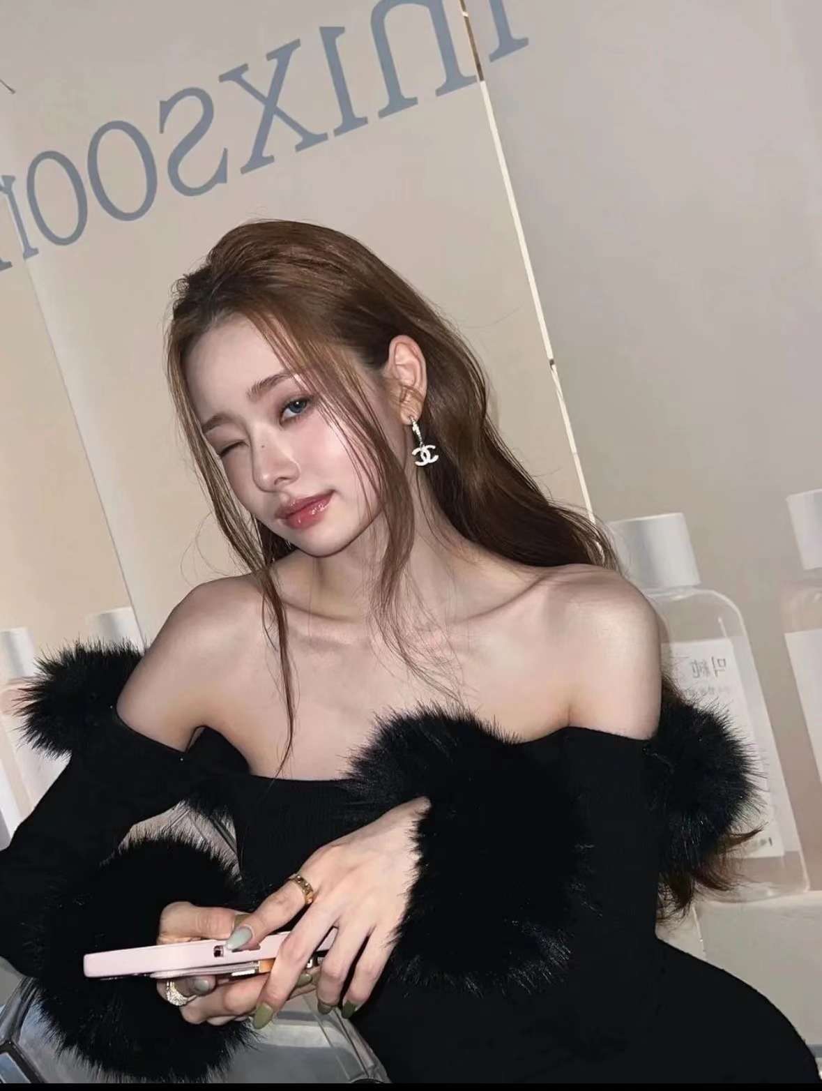 ミニワンピース ふわふわファー付き 肩出しニット 超ミニ丈