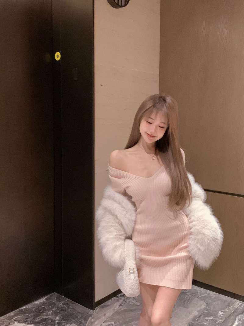 優美な肩見せリブニットミニワンピース