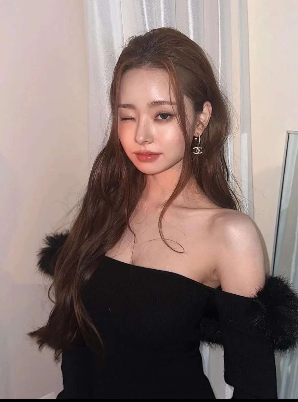 ミニワンピース ふわふわファー付き 肩出しニット 超ミニ丈