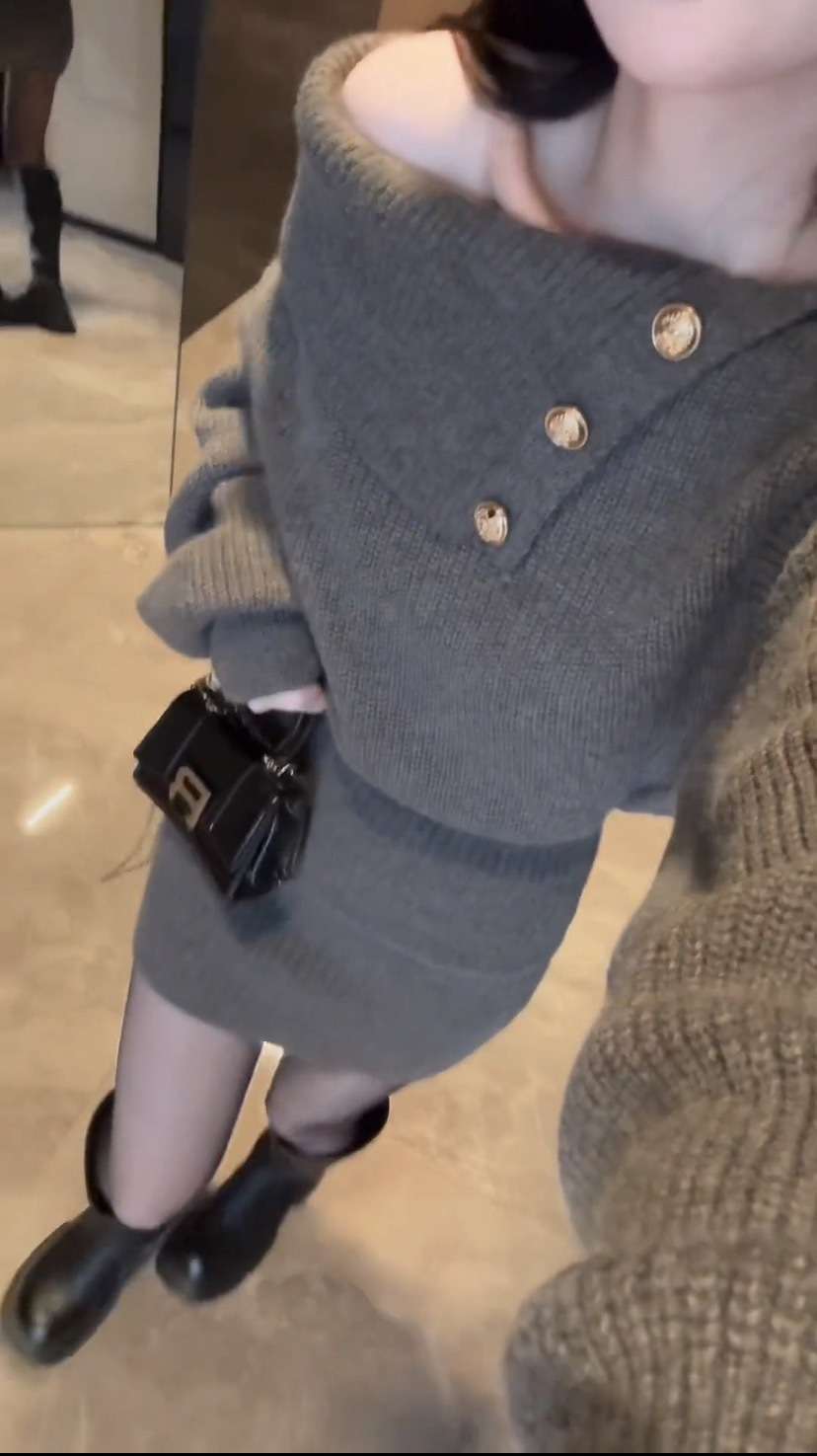 ミニワンピース オフショルダーボタンデザインニットワンピ