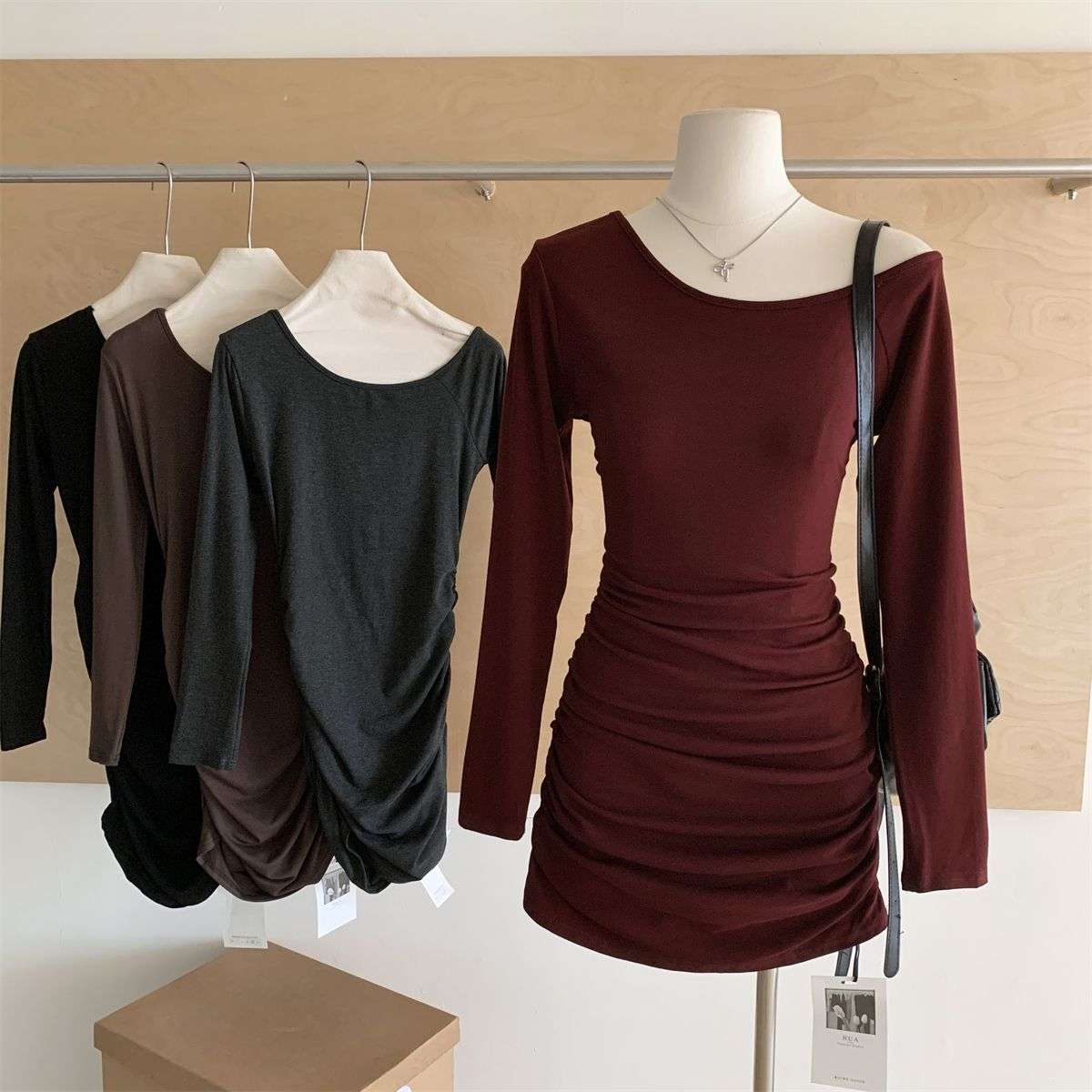 ミニワンピース 大人 ワンショルダー ギャザータイトワンピ