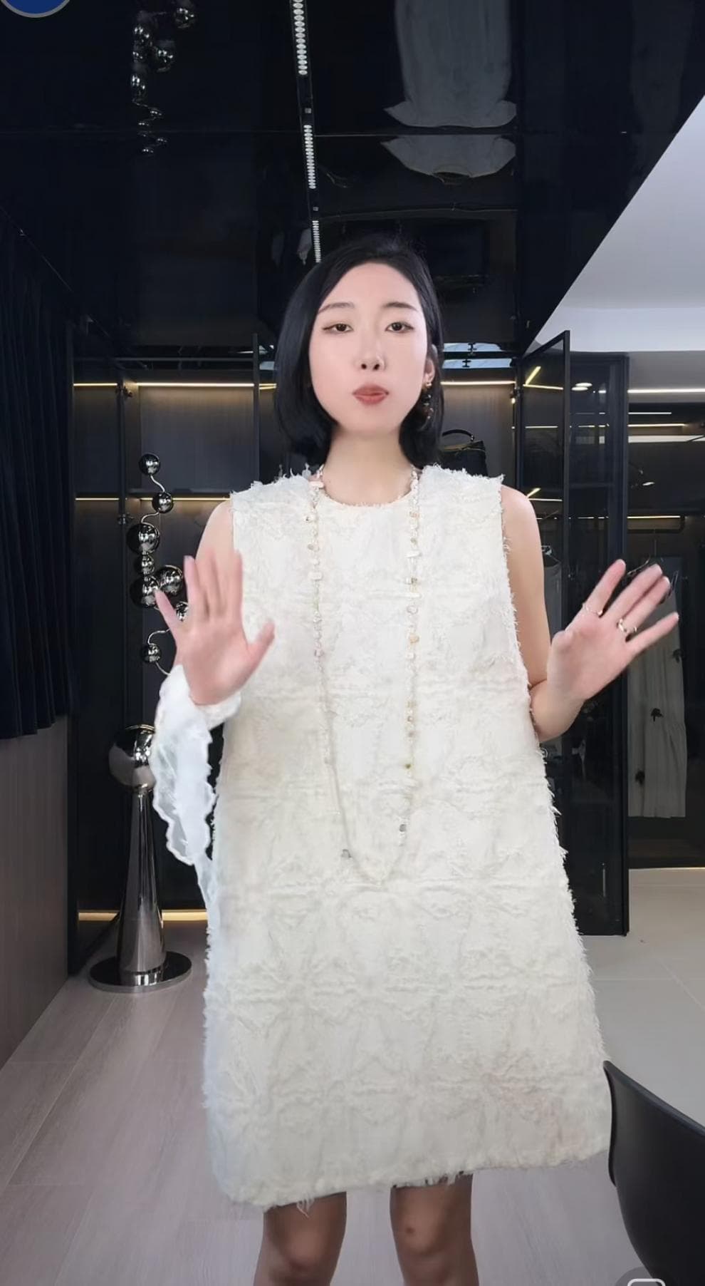 ふわもこ素材の魅せる ノースリーブミニワンピース