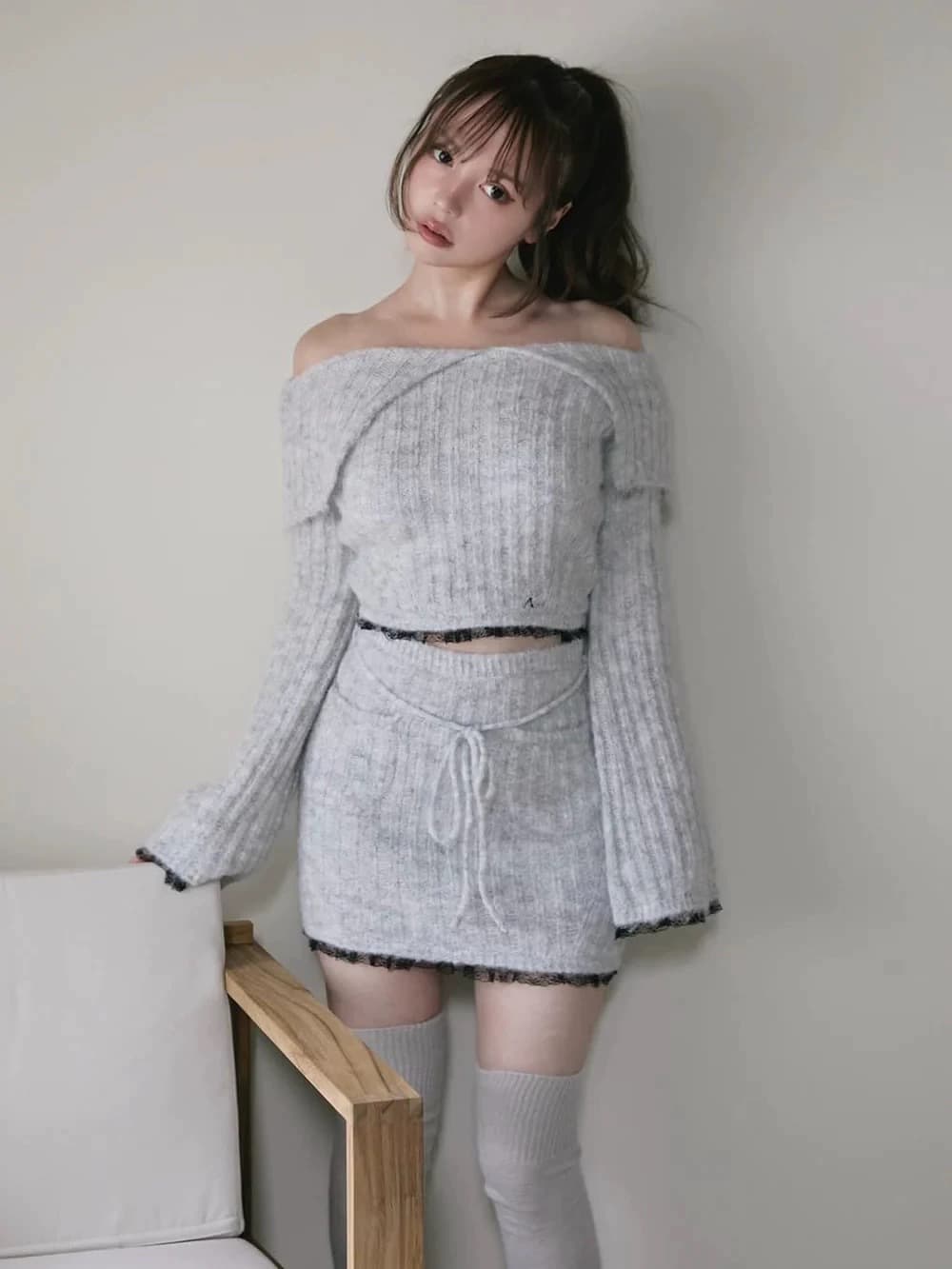リブ編みフリルオフショルダー ニットミニワンピース