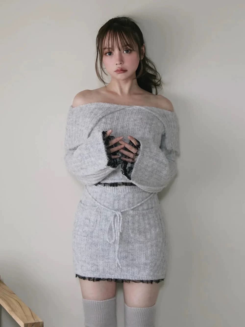 リブ編みフリルオフショルダー ニットミニワンピース